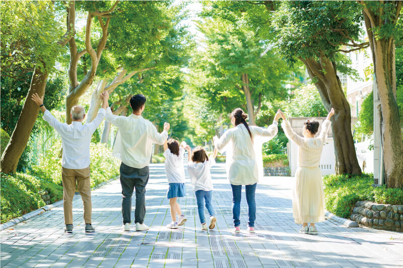 公園の中の家族のイメージ